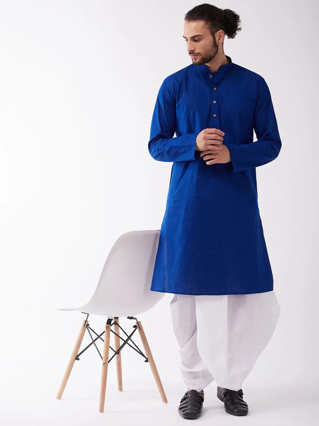 VASTRAMAY Blue & White Cotton Kurta Dhoti